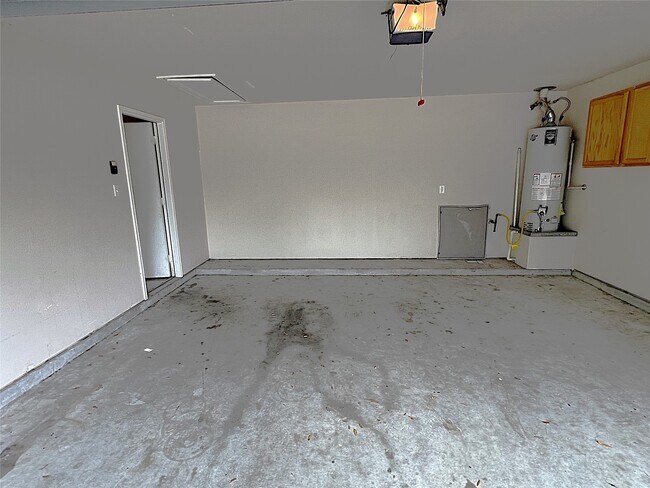 Building Photo - 2019 Pine Croft Dr