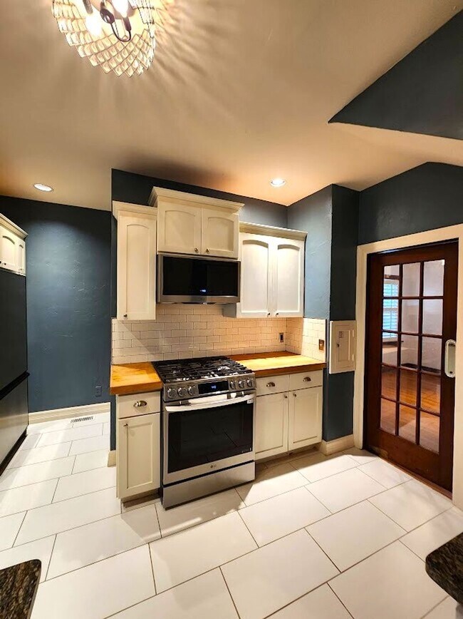 Building Photo - 3 Bed 2.5 Bath Plus ADU in Gatewood Add NW OKC