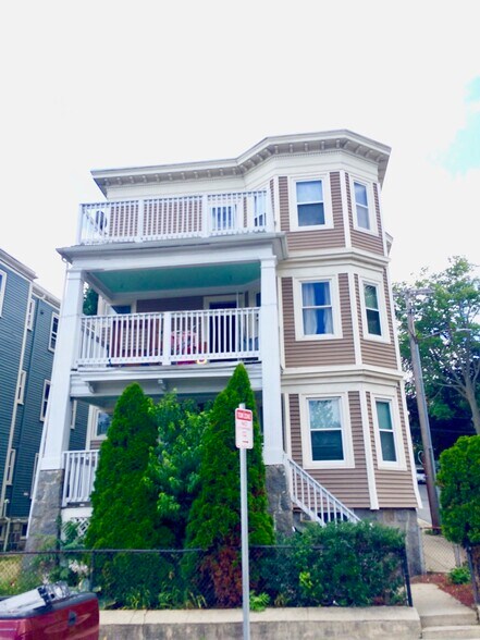 Building Photo - 137 Pleasant St