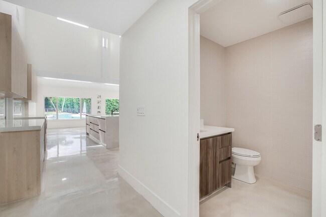 Building Photo - 7351 Valencia Dr