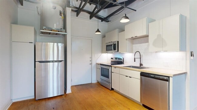 Building Photo - 305 W 27th St