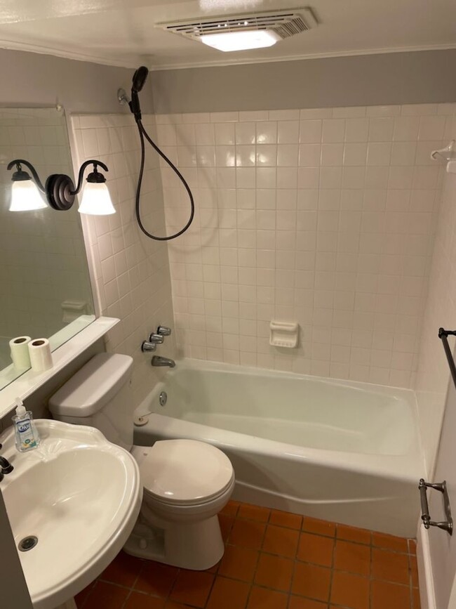 Building Photo - 1BR in Georgetown East Village WITH PARKIN...