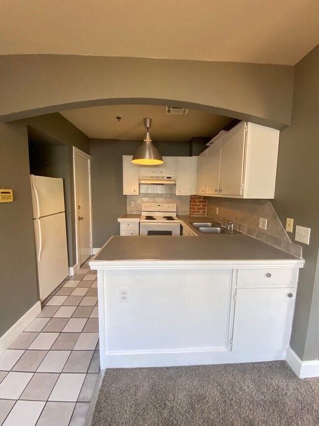 Building Photo - bed 1 bath in Paseo District