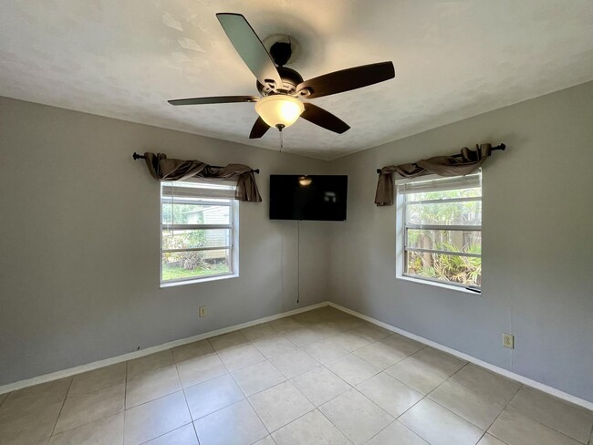 Building Photo - 2204 NW 3rd Ave