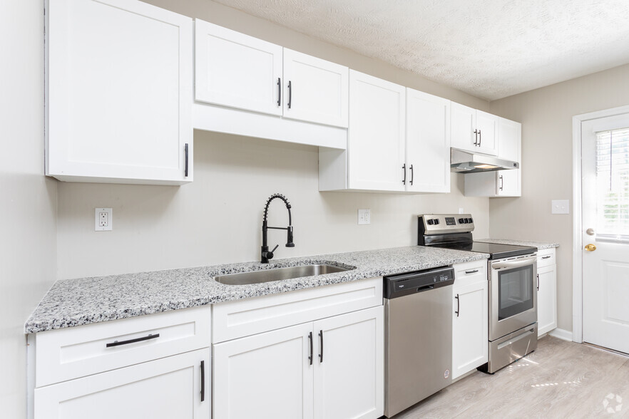 2BR, 2BA - 815SF- Kitchen - Forest Pointe