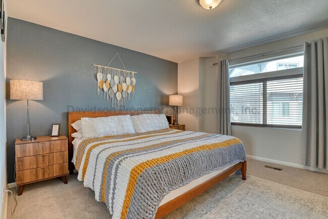 Building Photo - 7050 Silvergrass Dr