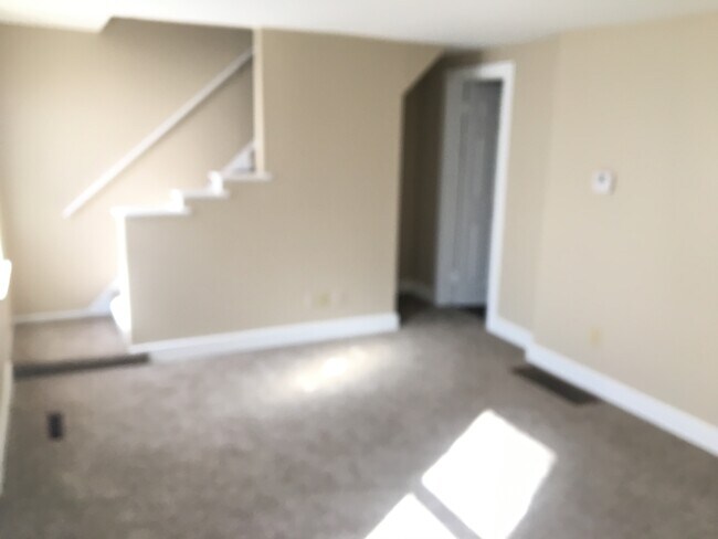 Building Photo - 8 S Morning St