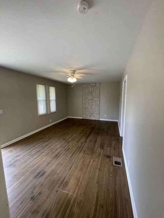 Building Photo - Lovely 3-Bedroom Home in a Great Location ...