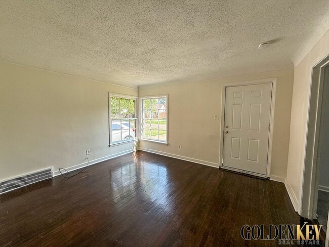 Building Photo - Eastside Remodeled 3 bedroom home near 8 M...
