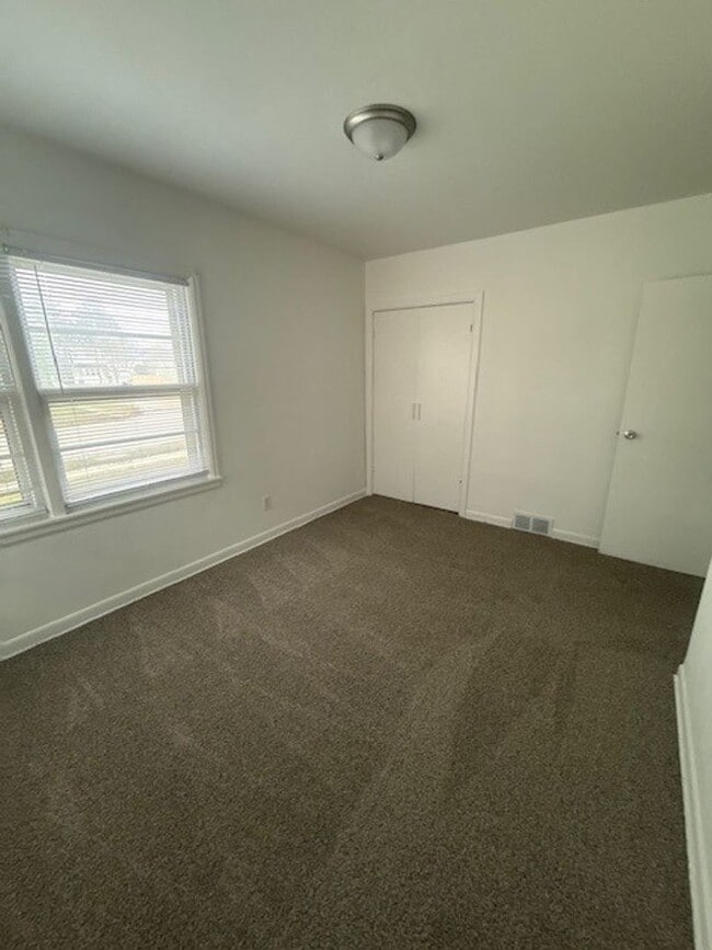 Building Photo - Charming 3-Bedroom Home Near Kenosha Dream Park