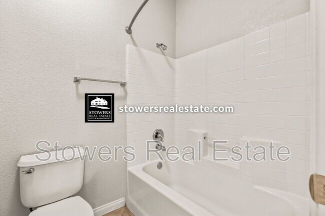 Building Photo - 1570 Eastlake Cir