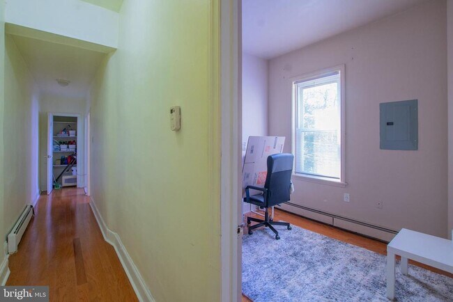 Building Photo - 3201 Baring St