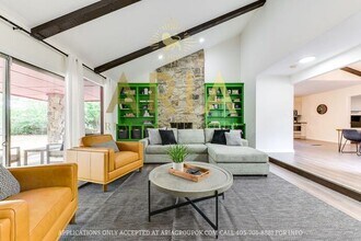Building Photo - Unique 3 bed/2 bath Property with HUGE Bon...