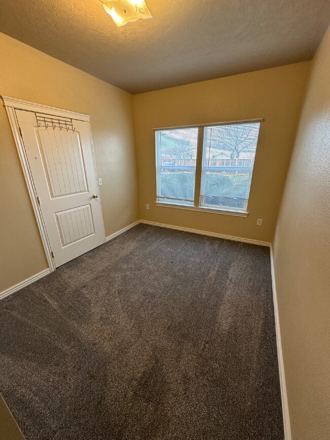 Building Photo - Upper Level 2 Bed 2 bath Apartment