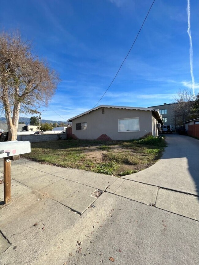 Building Photo - 2139 Belle St