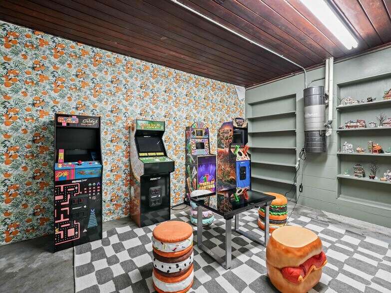 Building Photo - 4211 Lakeview Dr