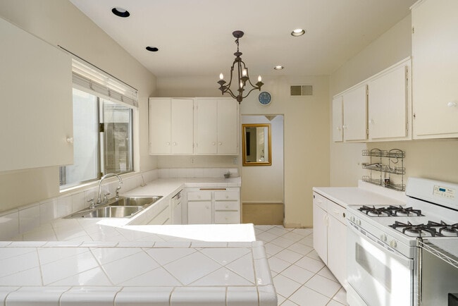 Building Photo - 866 N Topaz Cir