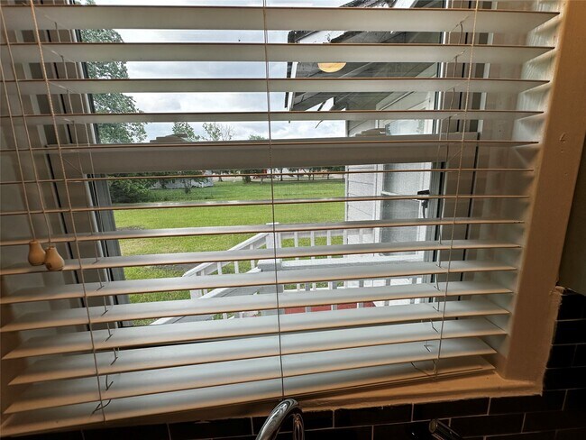 Building Photo - 318 Melton St