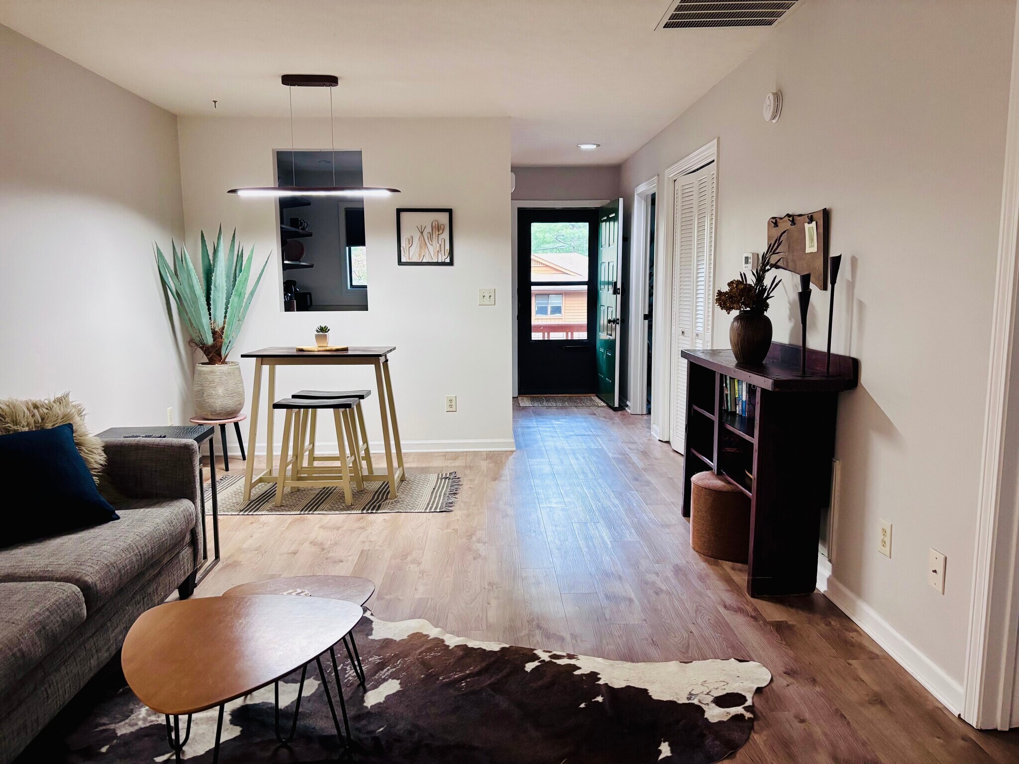 Easy layout and pleasing feng shui - 551 Courtwood Ln