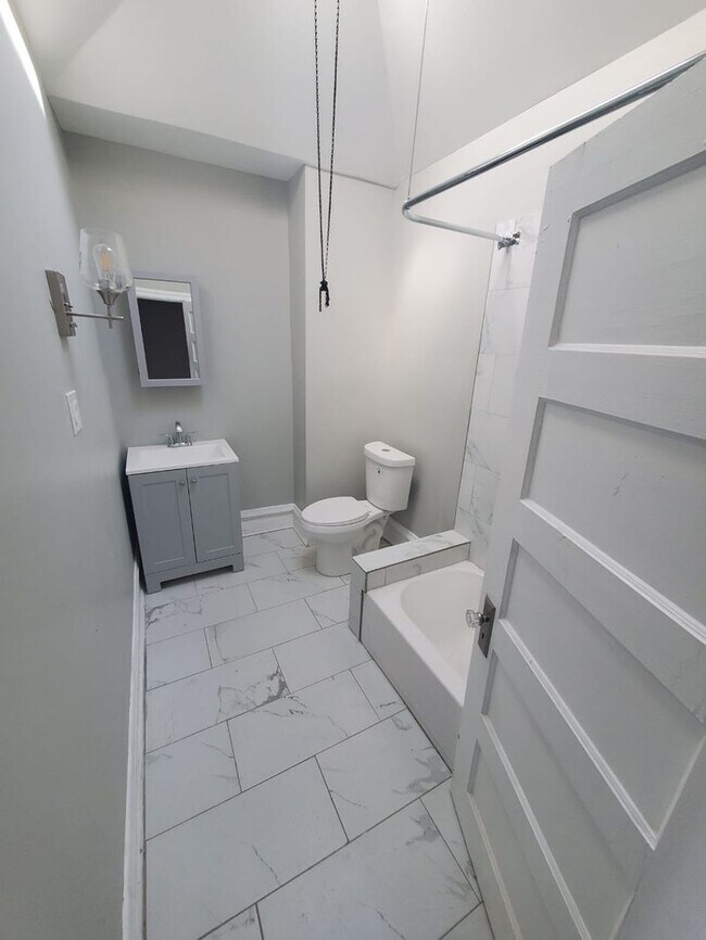 Building Photo - Stunning three bedroom in super convenient part of West Philly