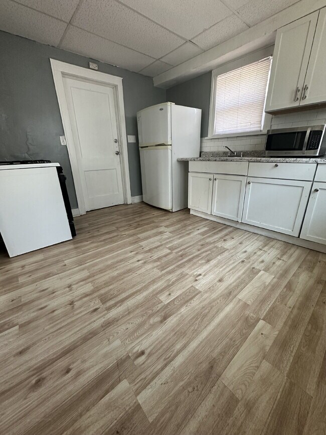 Building Photo - Newly Renovated 2BR/1BA First Floor Apartment in Nearby Larchmere Neighborhood