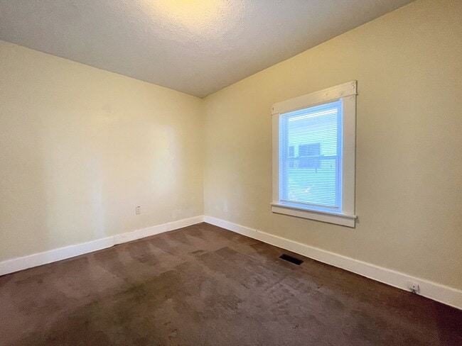 Building Photo - Large 3 Bedroom