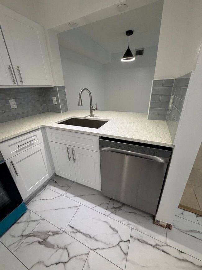 Building Photo - 13811 Oneida Dr