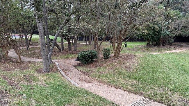 Building Photo - 1015 E Yager Ln