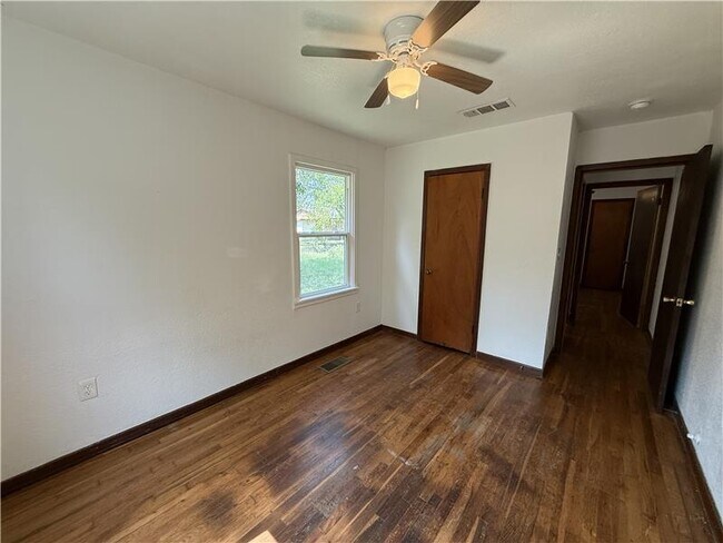 Building Photo - 1004 S 3rd St