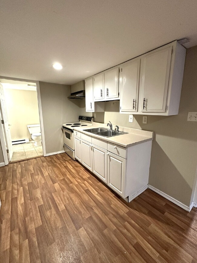 Building Photo - Basement Apartment in Manchester