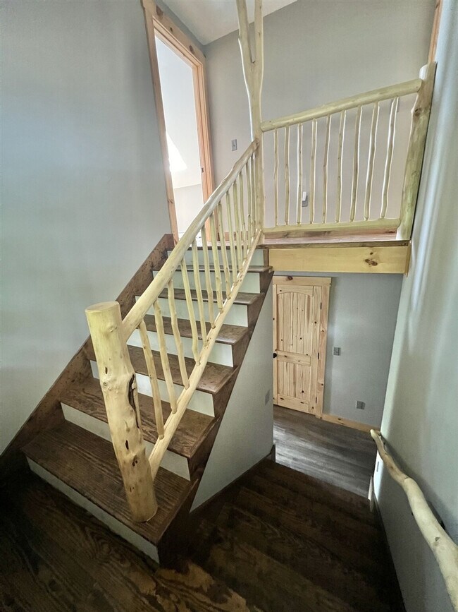 Building Photo - 322 NW River Rd