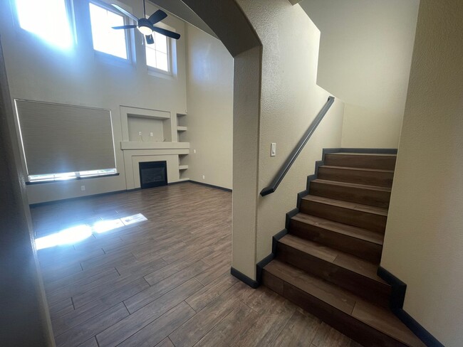 Building Photo - 2 story town home in a gated community in ...