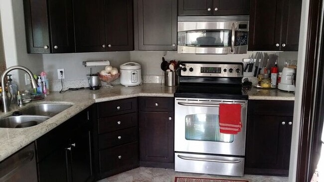 Building Photo - Stunning 3 bedroom, 2.5 bathroom Gold Cour...