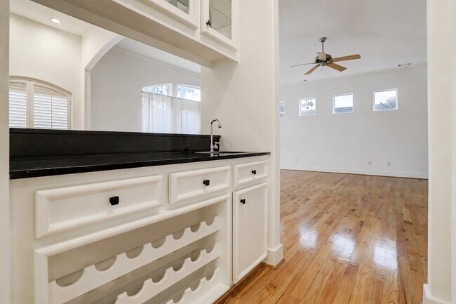 Building Photo - 1412 Castle Ct