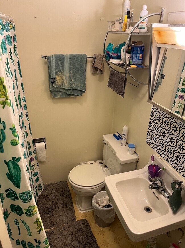 Building Photo - 113 Main St E