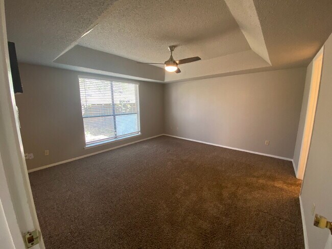 Building Photo - Newly Updated 2 Story Duplex