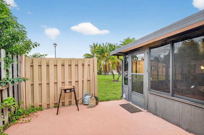 Building Photo - 15 Farnworth Dr