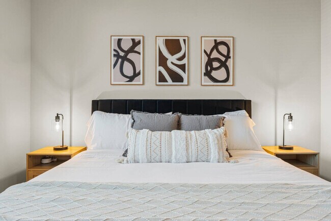 Building Photo - 711 W Broadway Rd