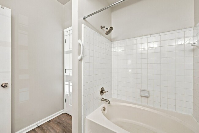 Building Photo - 270 Riverbend Dr