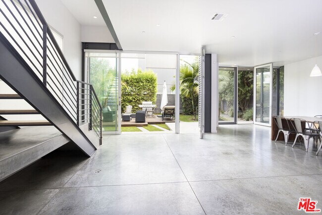 Building Photo - 707 Flower Ave