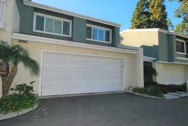 Building Photo - Stunning Fully Remodeled Condo in Costa Mesa