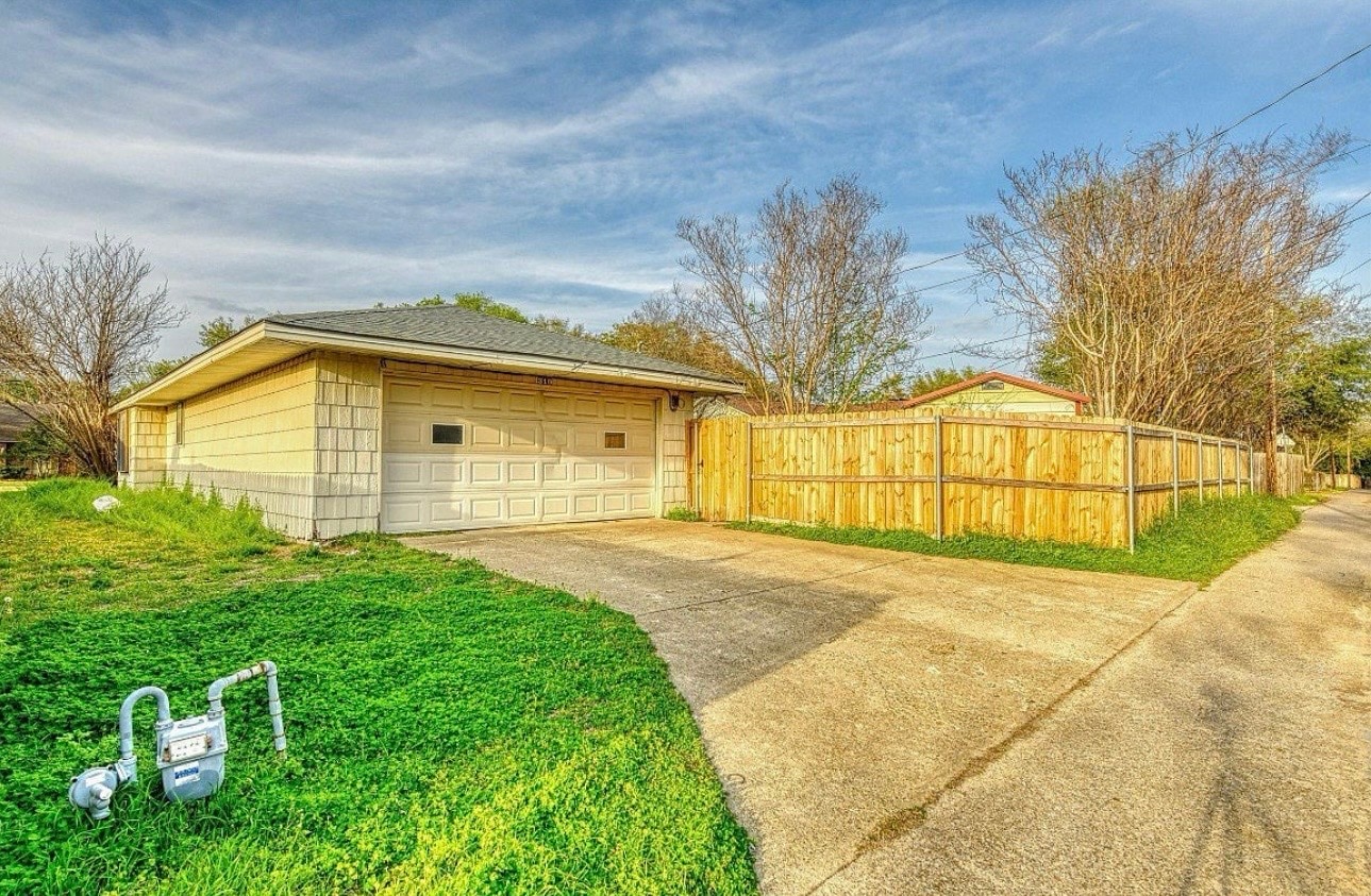 Building Photo - 310 Meadowlark Ln