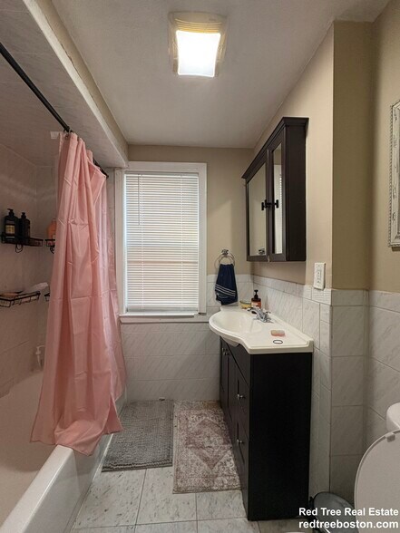 Building Photo - 72 Hillside St