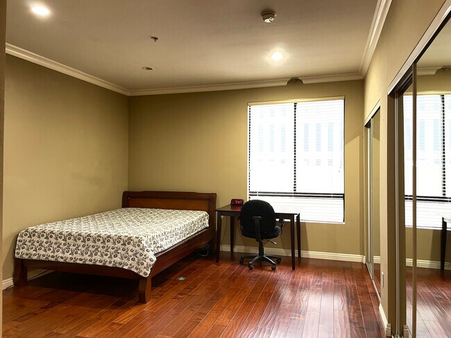 1st bedroom - 625 S Berendo St