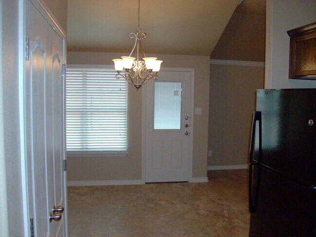 Building Photo - 3 bedroom 2 bath Duplex off Bunny Trail Killeen