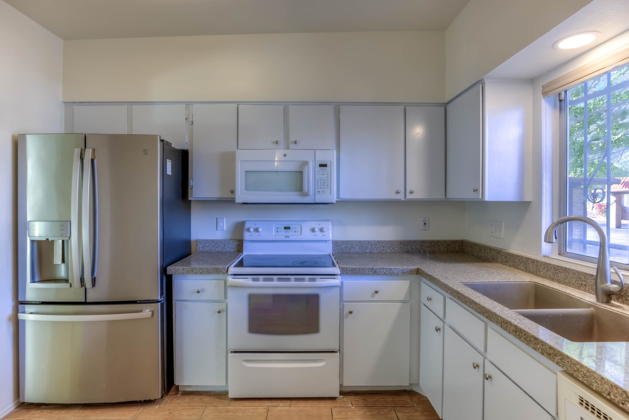 Building Photo - 982 S Pantano Rd