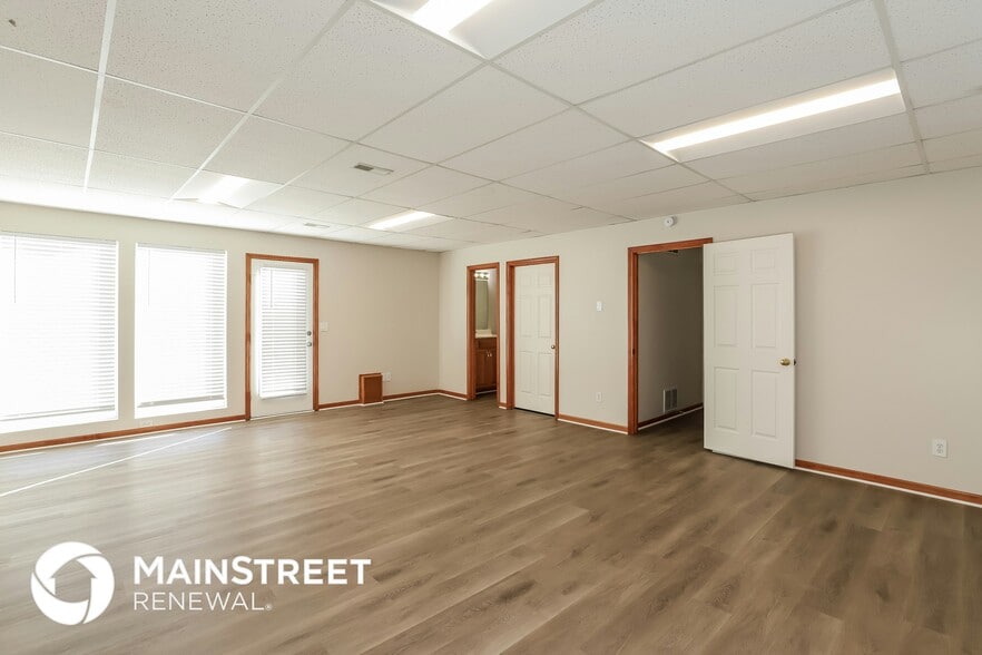 Building Photo - 309 SW Creek Ridge Drive .