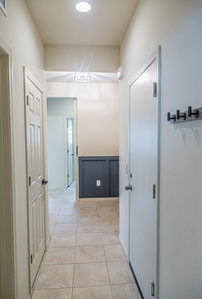 Building Photo - 12640 N Wildrose Dr