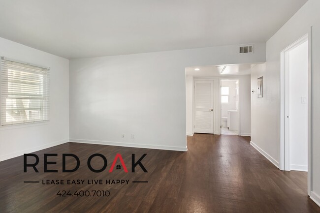 Building Photo - Fabulous One Bedroom with Vintage Appeal, ...