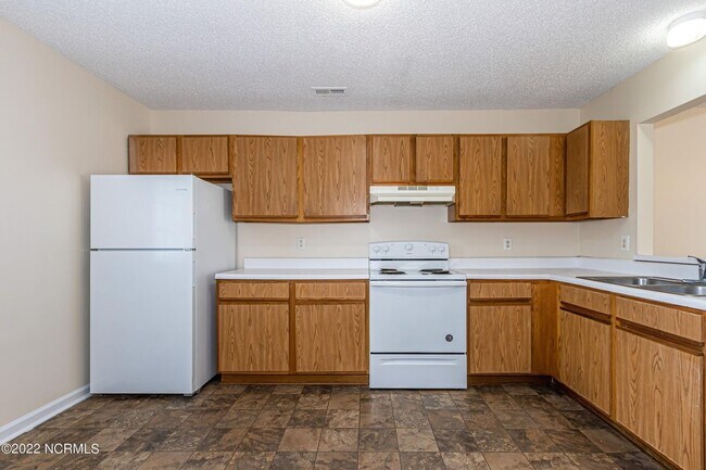 Building Photo - Welcome to Hunter's Creek!